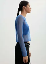 Jersey azul de tejido de punto fino semitransparente, con cuello redondo y mangas largas.