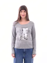 Remera gris melange de manga larga con estampado rectangular con la palabra 'emotion' en el frente.