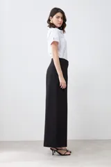 Pantalón sastrero negro de corte wide leg.