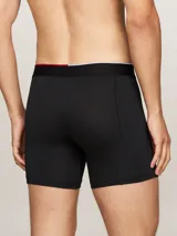 Pack de tres bóxer tipo boxer brief negros, con cintura elástica con logo Tommy Hilfiger en blanco y una franja roja.