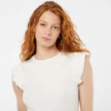 Camiseta blanca de punto con cuello redondo y mangas cortas con volantes.
