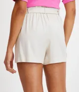 Short negro de lino y viscosa, con cintura elástica, cinturón tipo faja y bolsillos delanteros.