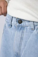 Jean negro de corte mom oversize.