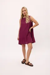 Vestido blanco de lino y algodón, corte suelto, con volados en el ruedo y escote bote.