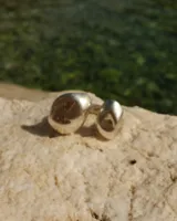 Anillo dorado con diseño irregular y macizo.