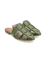 Sandalia tipo mule color crema con diseño entretejido y suela plana.