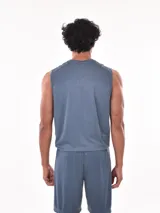 Musculosa verde militar de corte clásico.