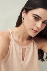 Musculosa negra con breteles finos y escote con abertura en forma de gota.