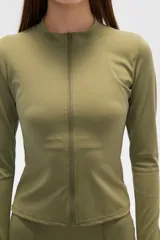 Campera verde oliva de calce al cuerpo y manga larga, con cierre frontal y cuello mao.