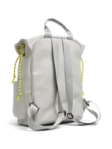 Mochila gris con correas ajustables y cierre de cremallera. Cuenta con bolsillos frontales y un bolsillo interior con cremallera.