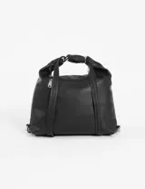 Hobo mochila color negro, con múltiples compartimentos y tira de cordón en color naranja.