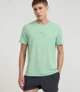 Remera deportiva masculina de manga corta y cuello redondo, color verde menta. Presenta un pequeño logo estampado en el pecho.