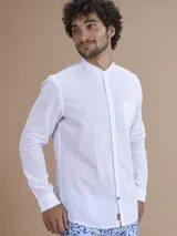 Camisa blanca de lino con cuello mao, manga larga y bolsillo en el pecho.