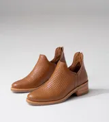 Botines negros de cuero vacuno con textura tejida, taco de madera de 4cm y cierre trasero.