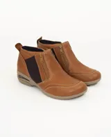 Zapato marrón de cuero con cierre de cremallera lateral y elástico en los laterales.