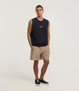 Bermuda de hombre color beige confeccionada en tejido ripstop, con cintura elástica ajustable con cordón, bolsillos laterales y etiqueta de la marca aplicada.