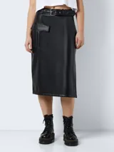 Falda midi negra de cuero sintético, corte recto, con cinturón con hebilla metálica y bolsillo cargo lateral.