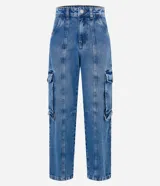 Pantalón de jeans celeste de corte recto, con bolsillos cargo laterales y cintura con trabillas.