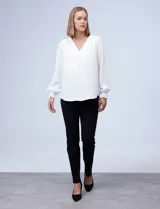 Blusa de crepe color azul, con escote en V y frunces en los hombros.