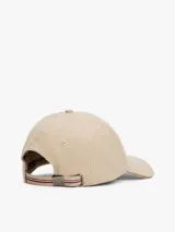 Gorra de béisbol clásica de seis paneles confeccionada en franela de puro algodón color beige, con botón en la parte superior, ojales de ventilación, hebilla de ajuste metálica en la parte trasera y logo esmaltado de Tommy Hilfiger en la parte delantera.