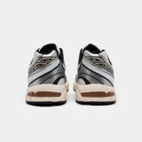 Championes Asics Gel-1130 color blanco, plateado y marrón.