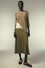 Falda midi color verde oliva de tiro alto con cintura elástica.