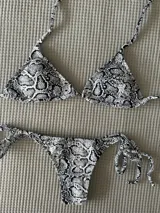 Conjunto de bikini de jean con triángulos movibles de atar al cuello y espalda, y bombacha colaless de atar.
