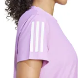 Remera de running Adidas Own The Run color lila con cuello redondo y mangas cortas. Presenta las tres tiras características de la marca en color blanco sobre los hombros y el logo en el pecho.