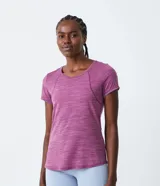 Remera deportiva de poliéster color lila con textura jaspeada, cuello redondo y mangas cortas.