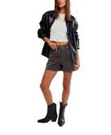 Short de tiro alto color marrón, con cierre frontal y bolsillos laterales.