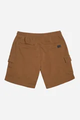 Bermuda cargo de felpa color gris oscuro, sin frisa, con cintura elástica, cordón ajustable y logo estampado.