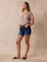 Short de jean azul oscuro con dobladillo en la botamanga.