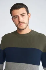 Sweater de invierno básico con diseño color block en tonos gris, verde y azul marino, de fit regular y cuello redondo.