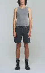 Musculosa básica de tela Morley con moldería slim-fit, ideal para actividades deportivas y rutina diaria.