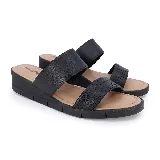 Sandalia casual negra con dos tiras anchas, una lisa y otra con perforaciones. Tiene taco corrido y plantilla color suela.