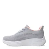 Championes grises acordonados, con suela blanca y detalles en rosa.