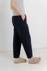 Pantalón relaxed fit color beige, confeccionado en algodón. Presenta cintura elastizada, bolsillos delanteros grandes y calce cómodo.