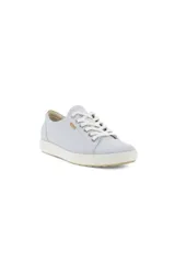 Zapatillas deportivas de mujer Ecco modelo Soft 7, color celeste pálido (Air Powder), con cordones blancos y suela blanca gruesa. Presentan un diseño minimalista y anatómico, con pequeño detalle de marca en el lateral.