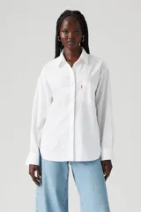 Camisa blanca de corte boyfriend, manga larga y bolsillo en el pecho con logo de la marca.