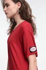 Vestido midi gris de corte recto, con cuello redondo y mangas cortas.