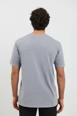Remera azul oscuro de corte recto y manga corta, con estampado frontal de texto en color gris.
