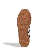 Championes Adidas Grand Court Alpha negros con las tres tiras blancas en los laterales y suela blanca con detalle marrón.