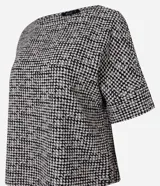 Blusa de crepé con estampado de cuadros pied-de-poule, cuello redondo y mangas cortas.