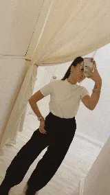 Polera color ocre de manga corta, cuello alto y tejido de morley y algodón.