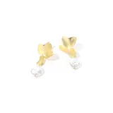 Caravanas doradas con diseño de flores y perla blanca, elegantes y ligeras.