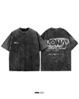 Remera negra de algodón con efecto lavado y logo estampado en el pecho.