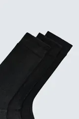 Pack de tres pares de calcetines negros tejidos en hilatura con algodón y acabado en rib elástico.