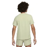 Remera deportiva Nike Dri-FIT UV Miler color verde claro, de corte clásico, mangas cortas y logo reflectivo en el pecho. Ideal para running y actividades al aire libre.