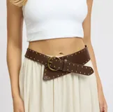 Cinturón marrón de cuero con hebilla metálica dorada y tachas doradas. Diseño ancho con forma irregular y cierre con hebilla.