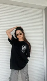 Remerón blanco de corte oversize con estampado de corazón en el frente.